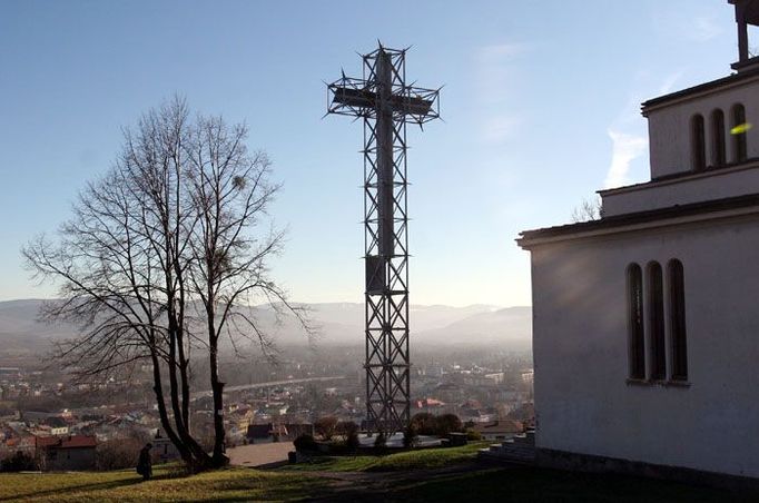 Symbol křesťanství v ocelovém provedení. Takový kříž není v Polsku výjimkou. Šéf Ligy polských rodin Giertych žádá, aby železná a katolická byla i morálka ve školách.