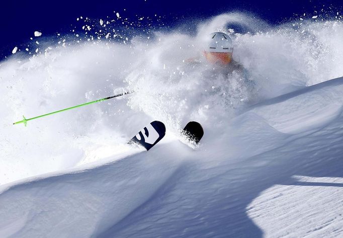 Austrian freeride skier Karin Huttary skis down in deep powder snow during a freeride skiing tour on Stubaier glacier mountain in Stubai January 18 2013. Backcountry or freeride skiers ski away from marked slopes with no set course or goals, in untamed snow, generally in remote mountainous areas. Picture taken January 18, 2013. REUTERS/ Dominic Ebenbichler (AUSTRIA - Tags: SPORT SKIING) Published: Led. 21, 2013, 10:19 dop.