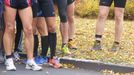 Běžci nervózně postávají v listí těsně před startem svátečního čtvrtmaratonu v Ostravě - Porubě.