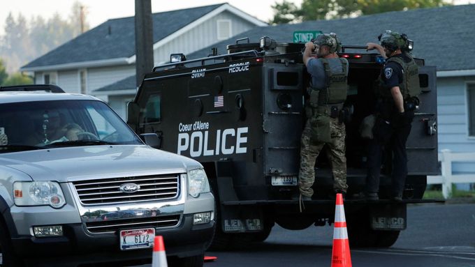 Obrněné policejní vozidlo vyjíždí z oblasti, kde bylo napadeno několik hasičů při zásahu u požáru v oblasti Canfield Mountain v americkém státě Idaho.