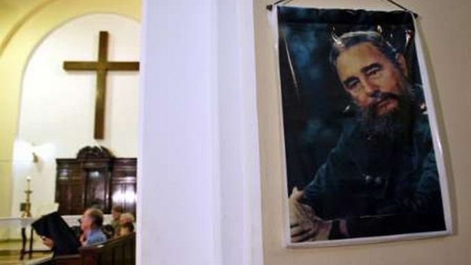 Obraz Fidela na stěně jednoho z havanských katolických kostelů.