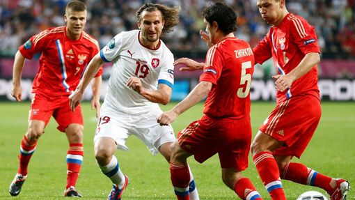Petr Jiráček se snaží prorazit ruskou obranu během utkání Ruska s Českou republikou na Euru 2012.