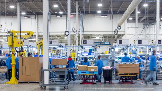 Záběr z distribučního centra společnosti Amazon v Bostonu v USA. Snímek z roku 2016