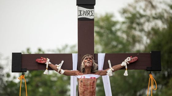 Krvavá podívaná obrazem: Radikální věřící se nechali po vzoru Ježíše ukřižovat