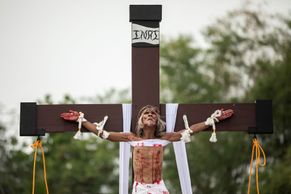 Krvavá podívaná obrazem: Radikální věřící se nechali po vzoru Ježíše ukřižovat