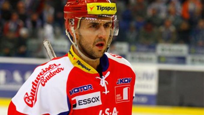 Jiří Vykoukal je bývalý úspěšný hokejista a dnes hokejový manažer, který bojuje proti tabulkovému odstupnému za hráče.