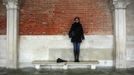 A woman stands on a bench above a flooded street during a period of seasonal high water in Venice November 11, 2012. The water level in the canal city rose to 149 cm (59 inches) above normal, according to the monitoring institute. REUTERS/Manuel Silvestri (ITALY - Tags: ENVIRONMENT SOCIETY) Published: Lis. 11, 2012, 2:22 odp.