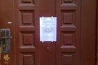 Dveře každého domu byly řádně označeny základními informacemi.
