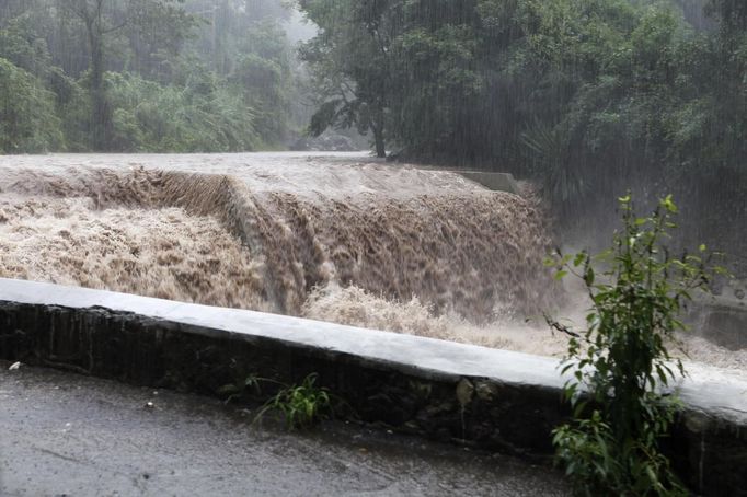 A view of the Hope River as it begins to swell with rain from approaching Hurricane Sandy in Kingston October 24, 2012. Hurricane Sandy raced toward the southern coast of Jamaica on Wednesday and is expected to make landfall later in the day, the U.S. National Hurricane Center said. A hurricane warning was in effect for both Jamaica and Cuba, although forecasters said Sandy is expected to be a weak Category One hurricane on the five-step Saffir-Simpson scale of hurricane intensity, with winds topping out at 80 mph (130 kph). REUTERS/Gilbert Bellamy (JAMAICA - Tags: ENVIRONMENT DISASTER) Published: Říj. 24, 2012, 5 odp.