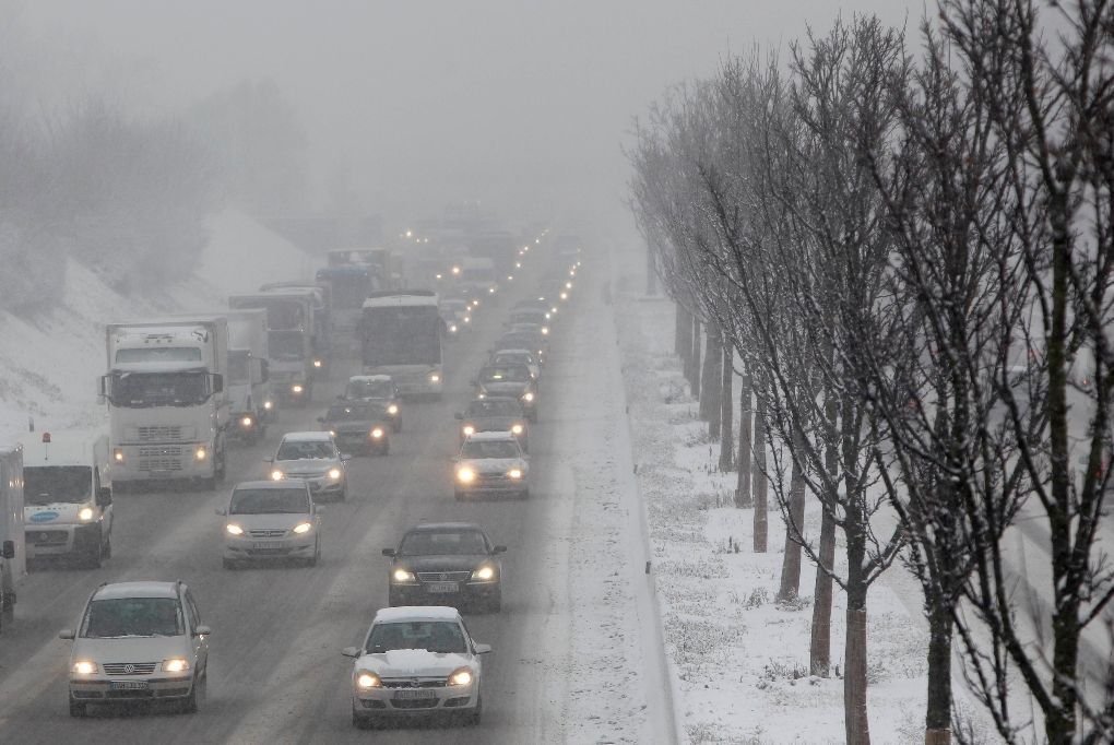 Sníh a mráz komplikuje situaci na silnicích.