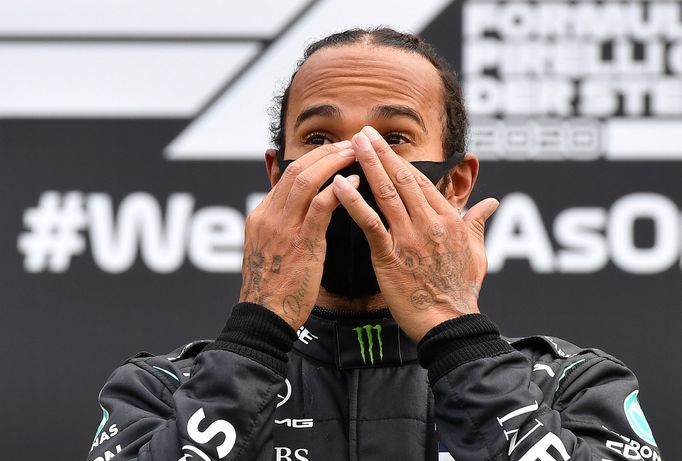 Lewis Hamilton z Mercedesu slaví triumf ve VC Štýrska 2020