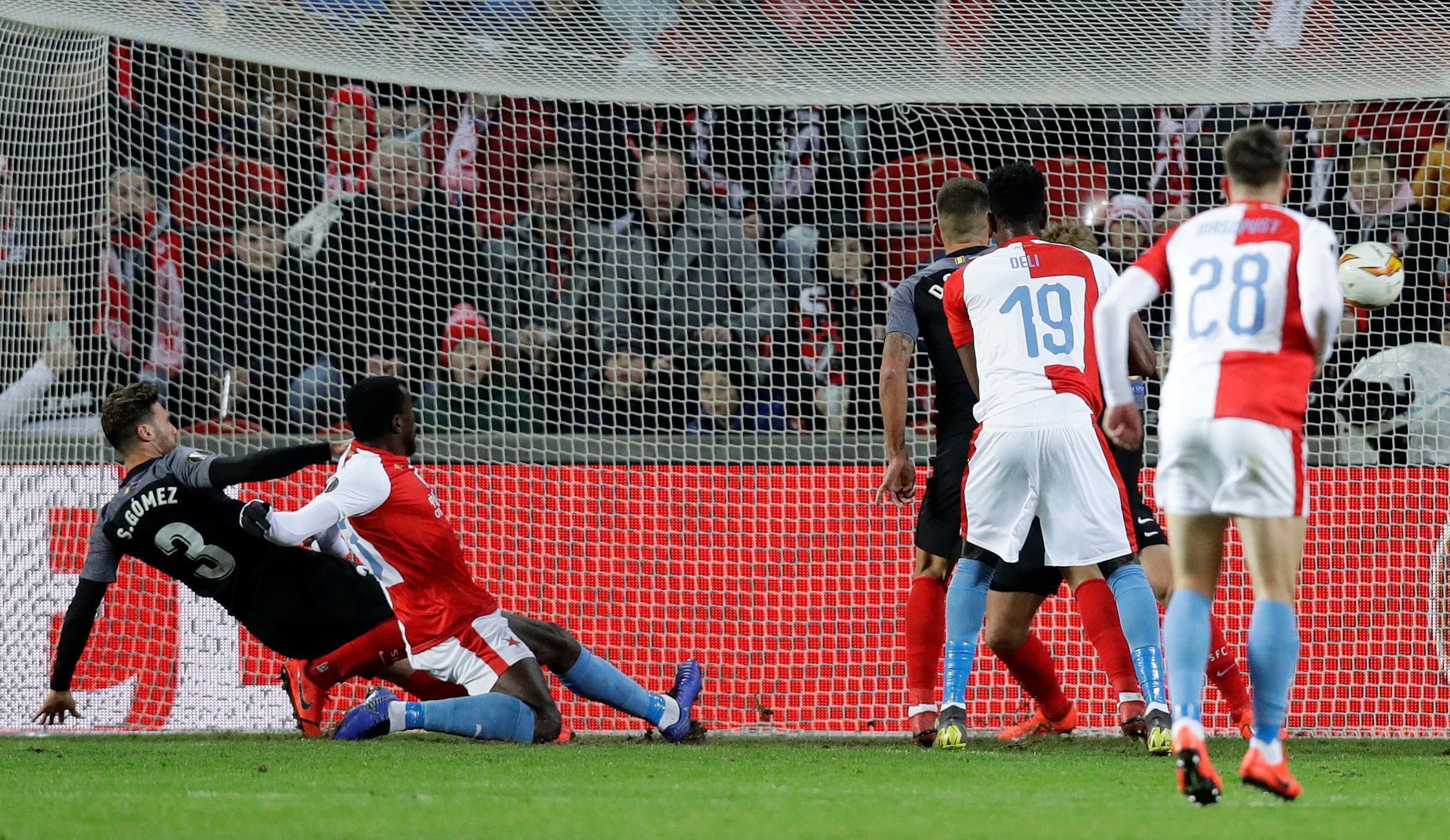 Michael Ngadeu Ngadui dává gól na 1:0 v odvetě osmifinále Evropské ligy Slavia Praha - FC Sevilla