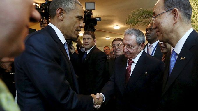Barack Obama a Raúl Castro v Panamě.
