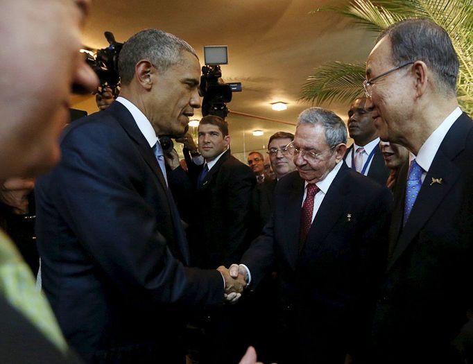 Barack Obama a Raúl Castro v Panamě.