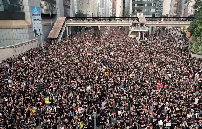 Masové demonstrace v Hongkongu z června roku 2019