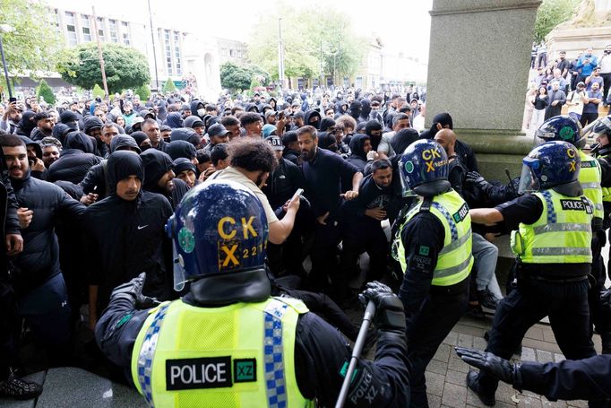 V Boltonu policie řešila střety protiimigračních demonstrantů s muslimskou komunitou.