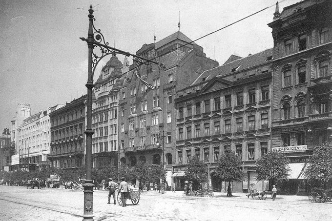 Ukázka z knihy „Zmizelá Praha-Nevěstince a nevěstky“ od autorů Radima Kopáče a Josefa Swarze, kterou v roce 2013 vydalo v Praze nakladatelství Paseka.