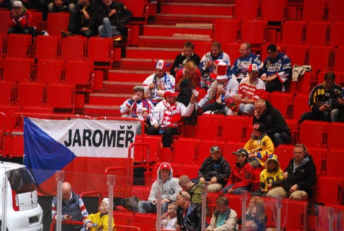 Čeští fanoušci ve Stockholmu před a při zápase českého výběru proti domácím Švédům.