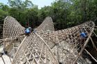 Chrám Luum postavili místní z ohnutých bambusových tyčí, podle architektů je totiž tento materiál nejlépe odolný vůči hurikánům a jiným přírodním katastrofám.