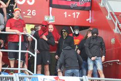 Fanoušci Sparty při zápase s Baníkem ničili stadion, policie zadržela pět lidí