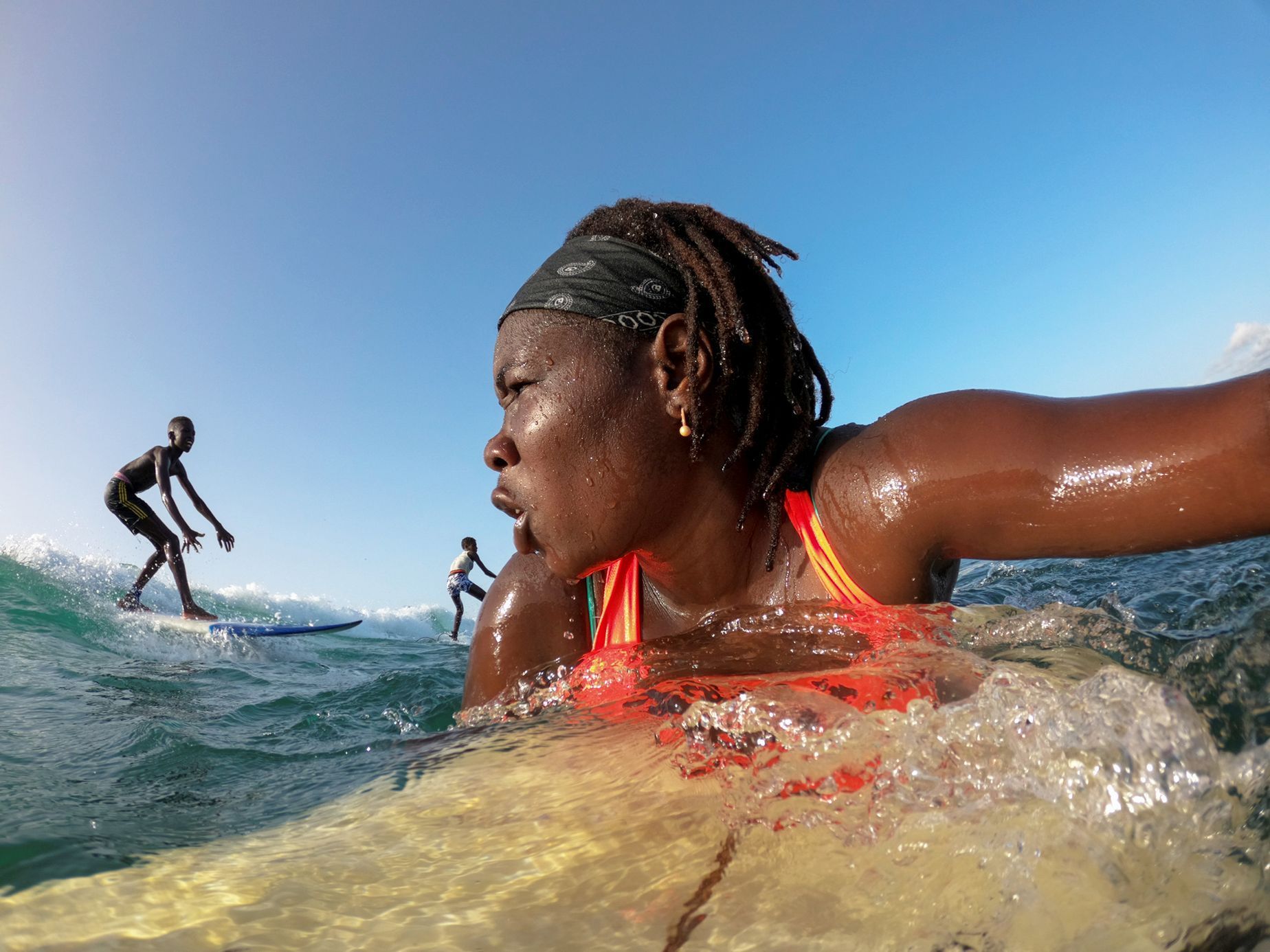 Jednorázové užití / Fotogalerie / Příběh fenomenální sportovkyně, která navždy změnila dějiny afrického surfování
