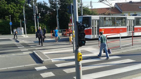 Přechod v Praze na Vypichu. Čekáte a čekáte, auta nečekají