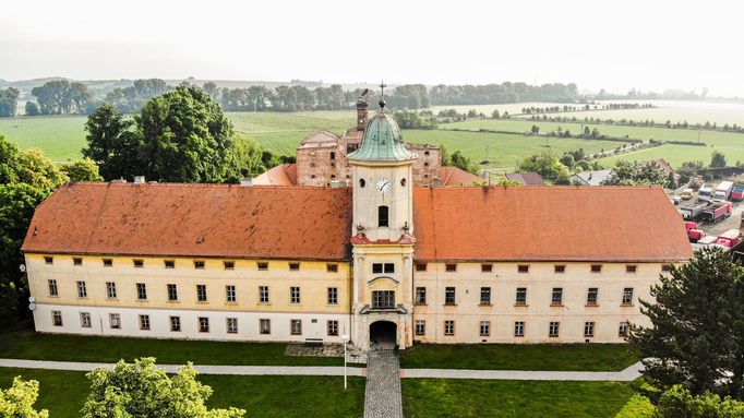 Zámek v Mořicích. Někdejší paulánská rezidence, nástupce tvrze připomínané v Mořicích poprvé r. 1384.