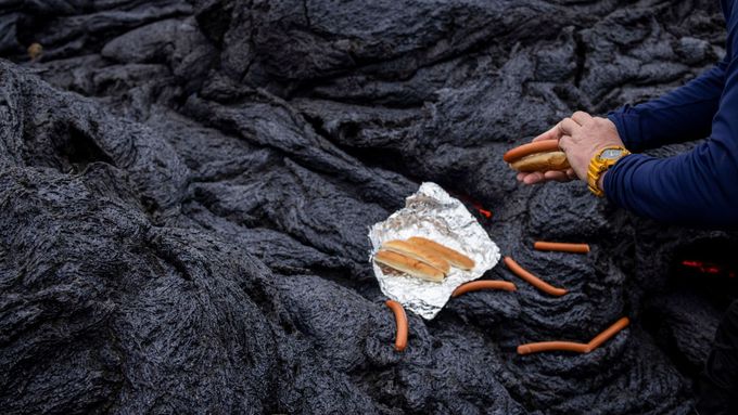 Vědci na teplé lávě ohřívají párky. Z vybuchlé islandské sopky se stala atrakce