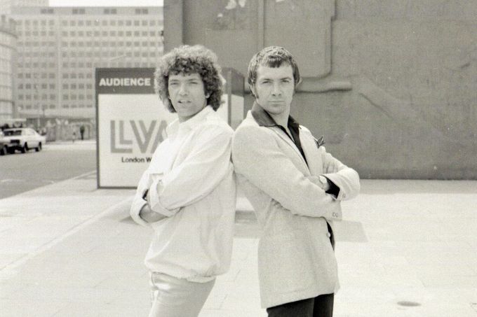 Britský herec Lewis Collins (vpravo), který hrál v letech 1977 - 1983 postavu agenta tajné služby CI5 spolu s Martinem Shawem ( alias Doyle) v seriálu Profesionálové.