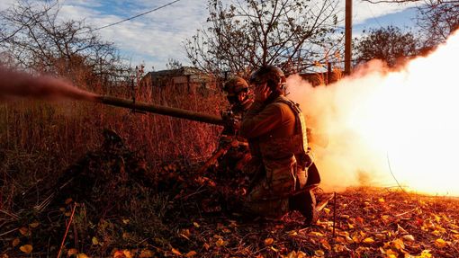 Ukrajinští vojáci odpalují protitankovou střelu v Avdijivce.