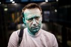 Španělští lékaři operovali Navalnému zraněné oko. Z útoku se bude zotavovat několik měsíců