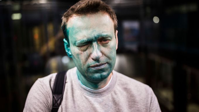 Alexej Navalnyj krátce po útoku. Zeleně zbarvená chemická látka se mu dostala do pravého oka.