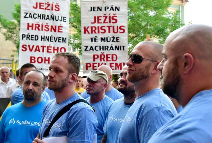 Hnutí Slušní lidé narušilo inscenaci Naše násilí a vaše násilí režiséra Olivera Frljiče, která byla součástí festivalu Divadelní svět Brno.