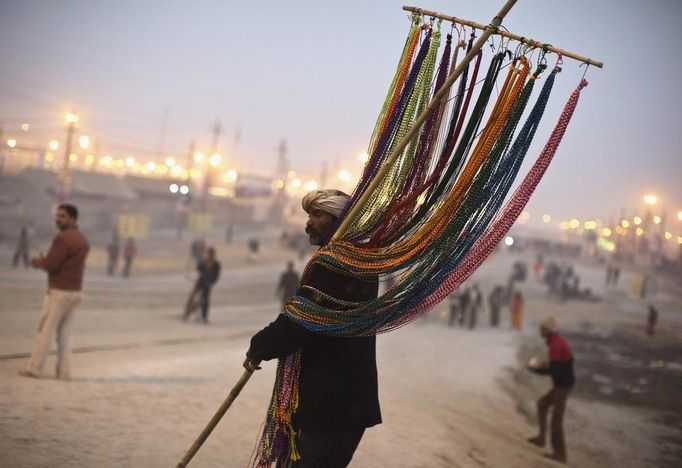 A vendor sells religious beads near the banks of river Ganges ahead of the "Kumbh Mela" (Pitcher Festival) in the northern Indian city of Allahabad January 12, 2013. During the festival, Hindus take part in a religious gathering on the banks of the river Ganges. "Kumbh Mela" will return to Allahabad in 12 years. REUTERS/Ahmad Masood (INDIA - Tags: RELIGION SOCIETY TPX IMAGES OF THE DAY) Published: Led. 12, 2013, 3:32 odp.