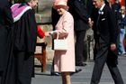 Královna Alžběta II.: Její život a šedesát let na trůnu