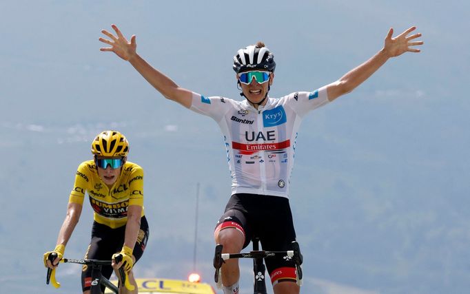 Tadej Pogačar v cíli 17. etapy Tour de France 2022.
