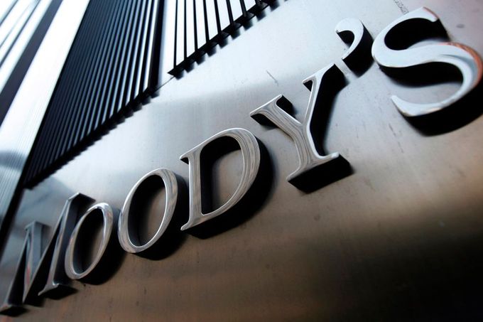 Logo ratingové agentury Moody's na budově, kde sídlí, v New Yorku.