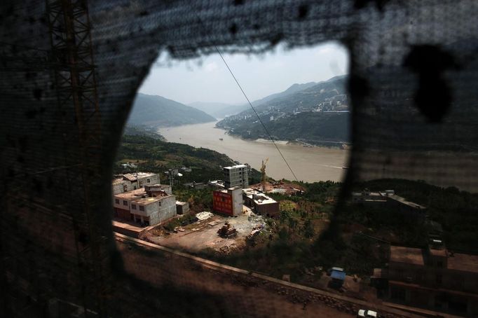 A view of the outskirts of Badong city, on the banks of the Yangtze River, 100km (62 miles) from the Three Gorges dam in Hubei province in this August 7, 2012 file photo. China relocated 1.3 million people during the 17 years it took to complete the Three Gorges dam. Even after finishing the $59 billion project last month, the threat of landslides along the dam's banks will force tens of thousands to move again. It's a reminder of the social and environmental challenges that have dogged the world's largest hydroelectric project. While there has been little protest among residents who will be relocated a second time, the environmental fallout over other big investments in China has become a hot-button issue ahead of a leadership transition this year. Picture taken on August 7, 2012. To match story CHINA-THREEGORGES/ REUTERS/Carlos Barria/Files (CHINA - Tags: POLITICS ENVIRONMENT BUSINESS ENERGY) Published: Srp. 22, 2012, 8:44 odp.