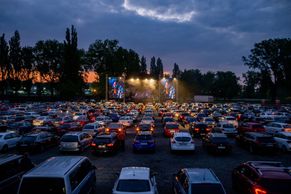 Obrazem: Kapela Mirai v Ostravě odehrála koncert pro auta, dorazilo přes 500 vozů