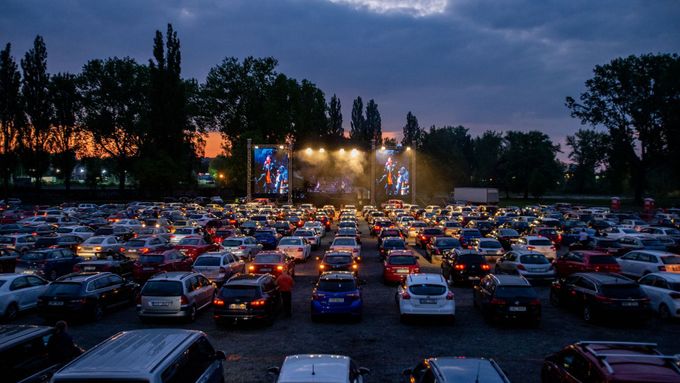 Obrazem: Kapela Mirai v Ostravě odehrála koncert pro auta, dorazilo přes 500 vozů