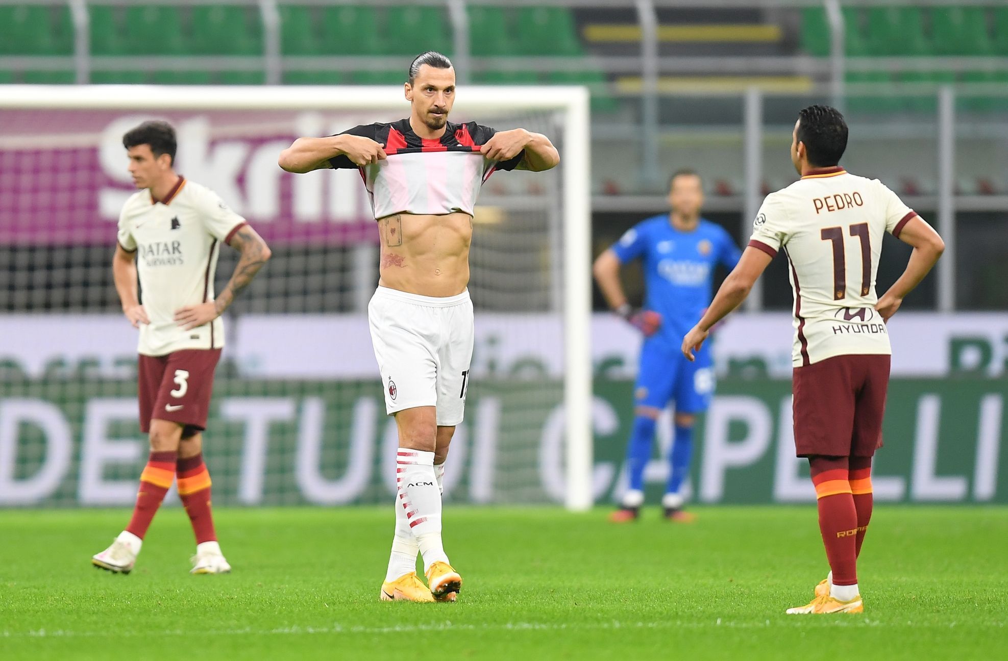 Zlatan Ibrahimovic z AC Milán slaví gól v síti v AS Řím