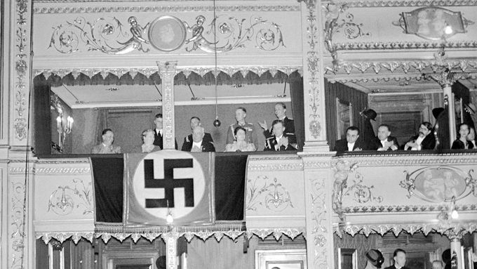 Fotografie z června 1939 zachycuje hákový kříž vyvěšený v pražském Stavovském divadle při uvedení Mozartovy opery Figarova svatba.