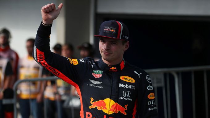 Pilot Red Bullu Max Verstappen slaví vítězství v kvalifikaci na GP Brazílie formule 1.