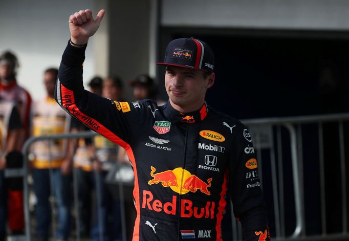 Pilot Red Bullu Max Verstappen slaví vítězství v kvalifikaci na GP Brazílie formule 1.