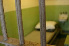 Ve věznici zemřel muž, kterého soud poslal za mříže na 22 let za utýrání chlapce