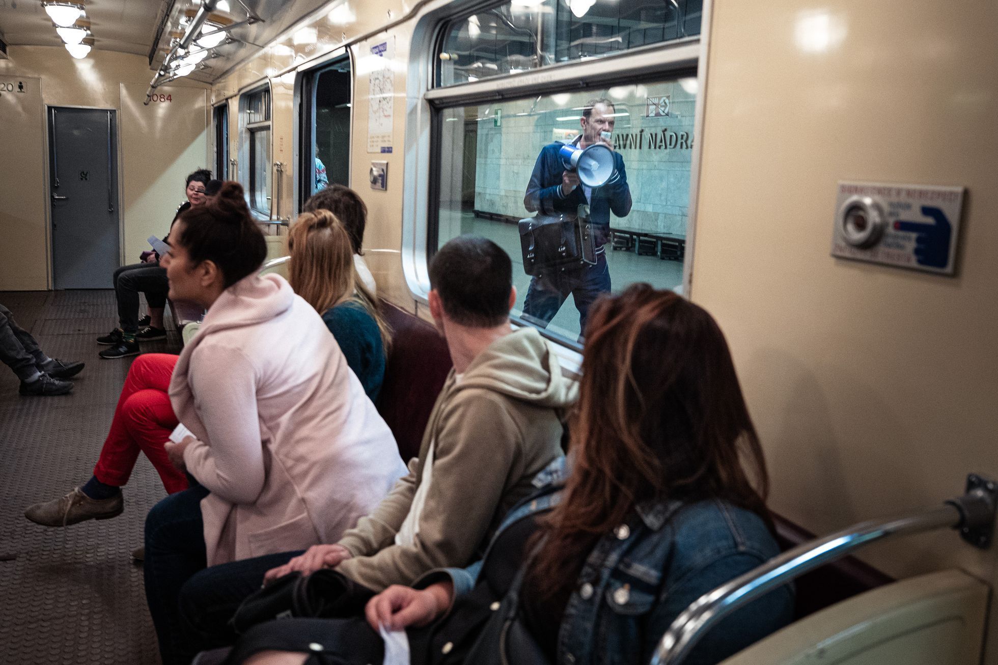 Půlnoční divadelní představení v pražském metru o jeho vzniku, festival příští vlna/next wave, soubor Krutý krtek