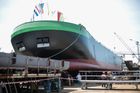 Lodní dělníci po devíti měsících dokončili obří plavidlo. Tanker je určený pro zákazníka v Nizozemsku, rozvážet bude ve svých nádržích jedlé oleje.