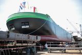 Lodní dělníci po devíti měsících dokončili obří plavidlo. Tanker je určený pro zákazníka v Nizozemsku, rozvážet bude ve svých nádržích jedlé oleje.