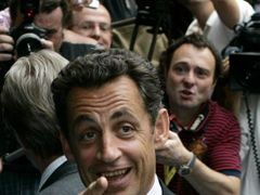 Francouzský tým v čele s prezidentem Nicolasem Sarkozym po příjezdu do Bruselu oznámil, že Paříž plně podporuje návrhy Angely Merkelové.