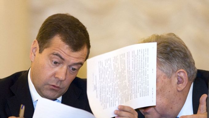 Dmitrij Medveděv se chystá přednést projev na sjezdu Asociace ruských právníků v Moskvě. Po jeho boku sedí předseda tohoto sdružení Oleg Kutafin